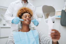 Salud bucodental en familia: hábitos clave para niños, adultos y mayores