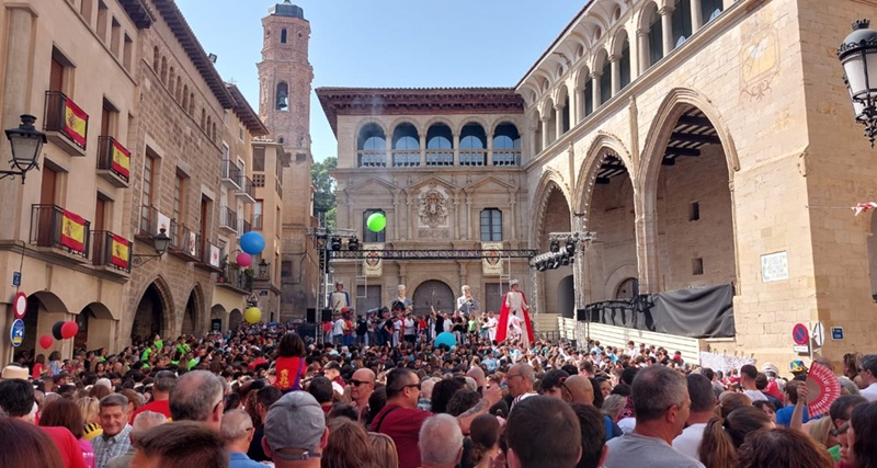 Los peñistas abarrotan la plaza de España de Acañiz para dar comienzo a sus fiestas