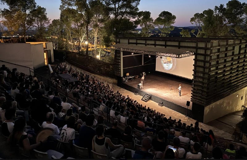 El astronauta Donald Pettit imparte una conferencia multitudinaria en Alcañiz en vísperas del eclipse