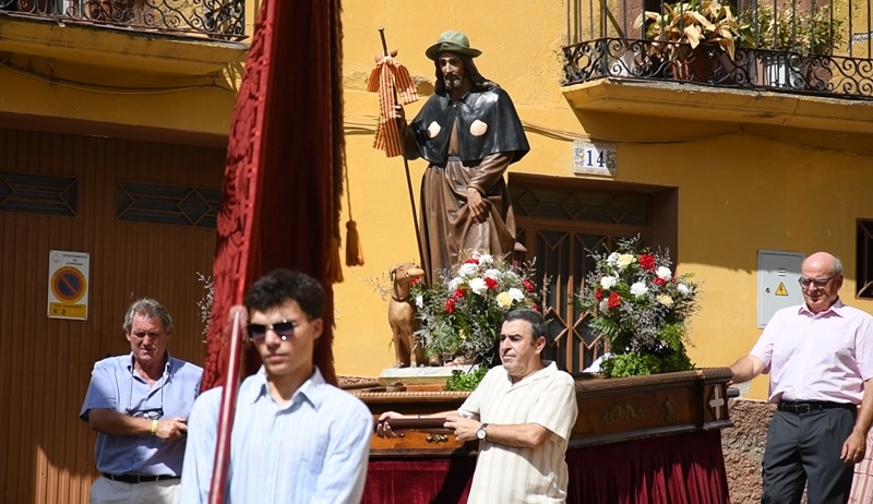 Chiprana alza a su San Roque entre albahaca. VÍDEO