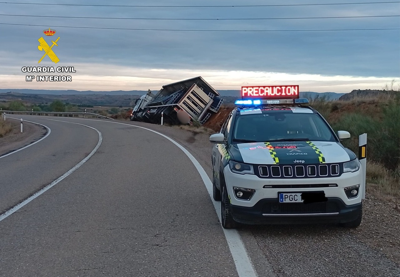 Vuelca un camión articulado en Caspe