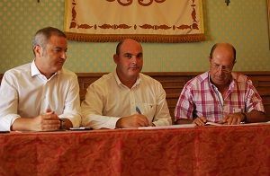 El alcalde y representantes de la cooperativa firmaron el acuerdo el pasado jueves