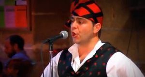 Campanetas durante una actuación en Alcañiz con el Mini Grupo del Bajo Aragón