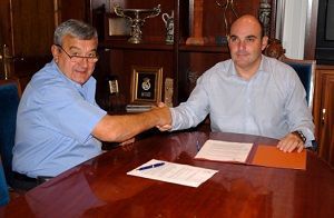 El presidente de ATADI Empleo SLU y el alcalde de Alcañiz firmaron ayer el acuerdo de la cesión