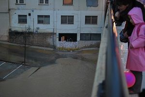 El río inunda el aparcamiento tras la plaza Santo Domingo