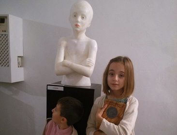 Escultura de Daniel junto a su hijo y su hija, en quien se inspira el retrato. Foto: www.santisteban.eu