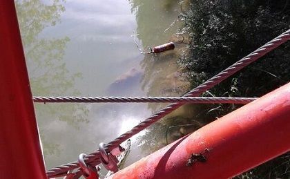 Extintor flotando en el río. Foto: Lydie Vera