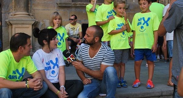 Ángel (segundo por la derecha) con sus padres y hermana en otro acto por la misma causa