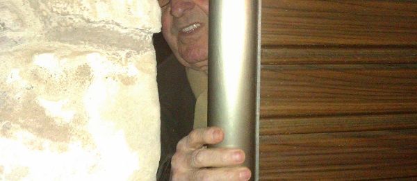 El jubilado, encerrado, se asoma por un hueco junto a persiana del Hogar