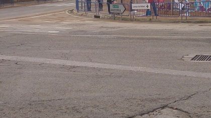 El cruce de Andorra, en Calanda, este medio día, ya sin agua. Nuria Pallás