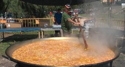 Fernando cocinando la paella para 700 comensales