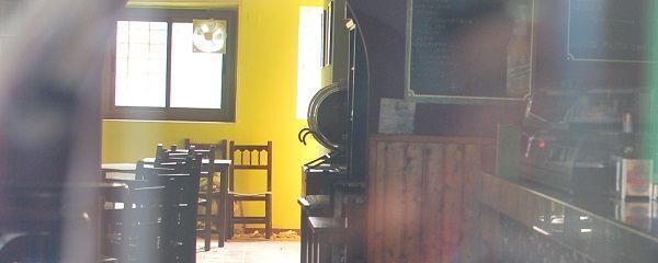 Butrón (tras las sillas) y hueco de la ventana arrancada (derecha).