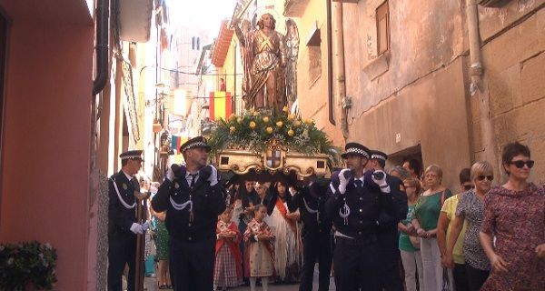 La Policía porta al Santo Ángel hasta su otra imagen, en la calle La Cueva