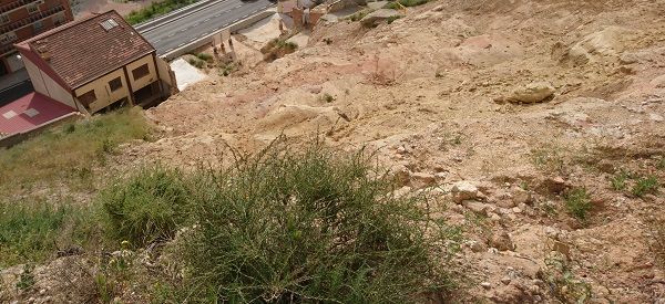 Zona del derrumbe del cerro y vivienda en la que se halló a la chica