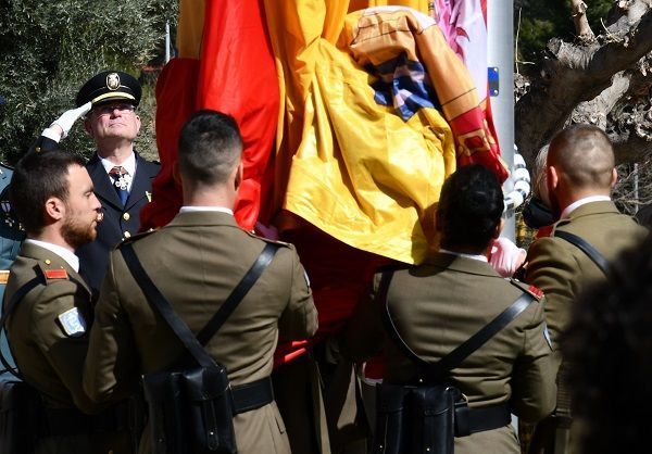 Izado de la enorme bandera de España en Alcañiz