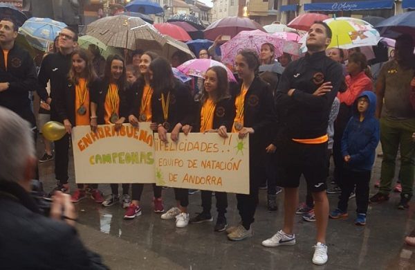 Las campeonas fueron recibidas en la plaza del Regallo de Andorra