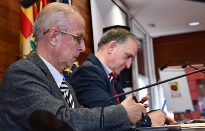 Manuel Ponz y Miguel Tena firmando el convenio