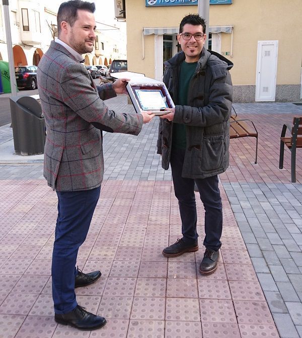 La empresa que colocó el pavimento entregó una placa simbólica al Ayuntamiento por beneficiar al medio ambiente
