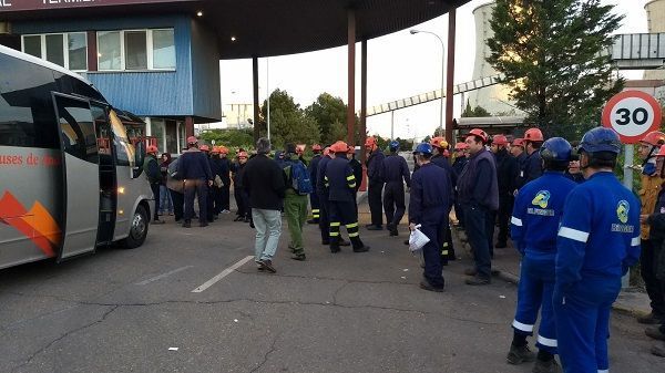 Concentración, ayer, en la Térmica. Foto: Santiago Cañas