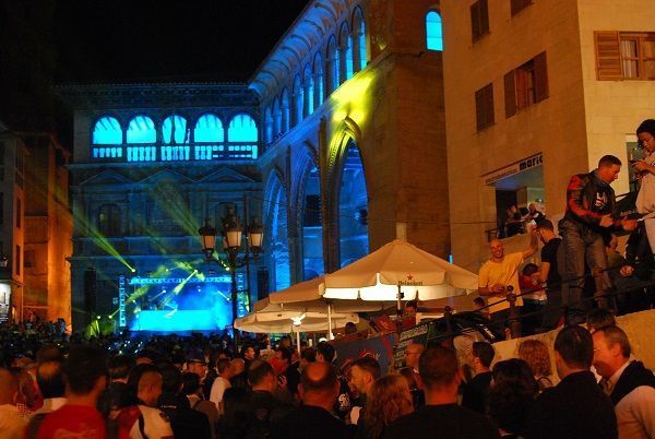 El ayuntamiento y la Lonja iluminados durante una fiesta por MotoGP