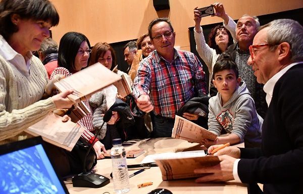 Maldonado firmando ejemplares de su novela "El dolor del silencio"