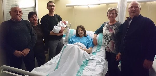 Jorge, con sus padres y abuelos