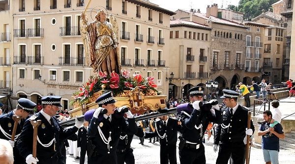 La Policía, con el Custodio a hombros, fue recibida entre aplausos al entrar a la iglesia