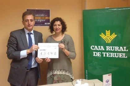 Irene Quintana, Dinamizadora de la Asociación de Comerciantes de Alcañiz y Jesús Celma, Director Oficina Principal de Alcañiz de Caja Rural de Teruel, tras el sorteo.
