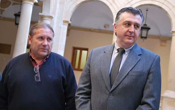 El secretario general y el abogado de UAGA, en el Juzado de Alcañiz