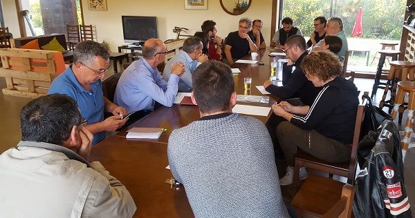 Los empresarios se reunieron el lunes en Cretas. Fotografía: Ricardo Rodríguez