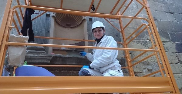 Miriam Tomás es la restauradora de la hornacina del Carmen