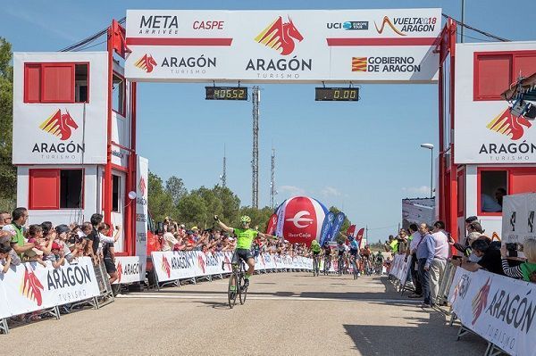 Jon Aberasturi llegando a la meta de Caspe