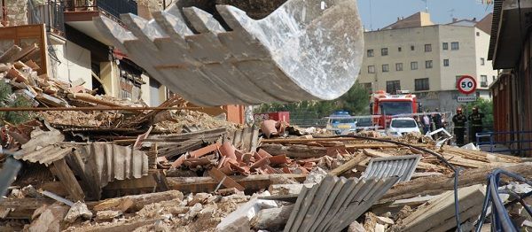Una excavadora juntó un poco los cascotes antes de que se diese paso a los vecinos a sus viviendas