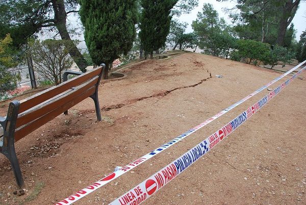 Zona precintada por profundas grietas el 11 de diciembre de 2016, justo donde se inició el derrumbe el pasado martes