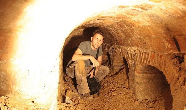 Javier Zardoya explorando un pasadizo de Alcañiz (http://zardoya.blogspot.com.es)