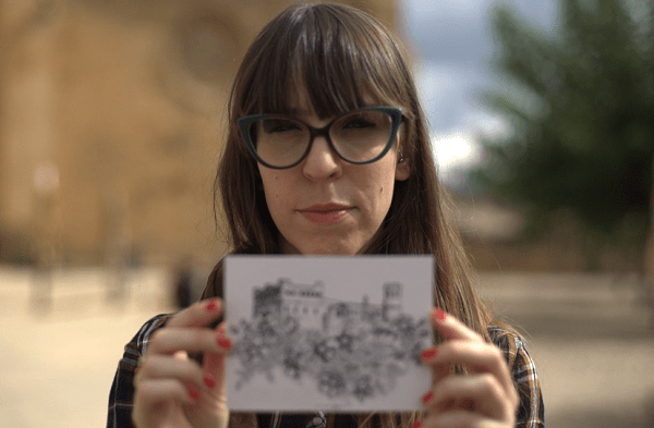 Laura Agustí con su postal (aragonesdepostal.com)