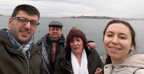 El alcañizano Oscar Milián, con su pareja y sus padres, en Estambul