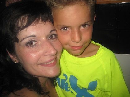 Ángel con su madre, Noelia.