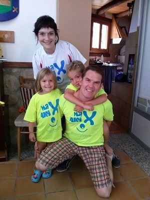 Ángel con su hermana y sus padres