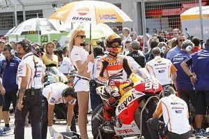 Azafatas en MotoGP 2013. Foto: Juan Mulet