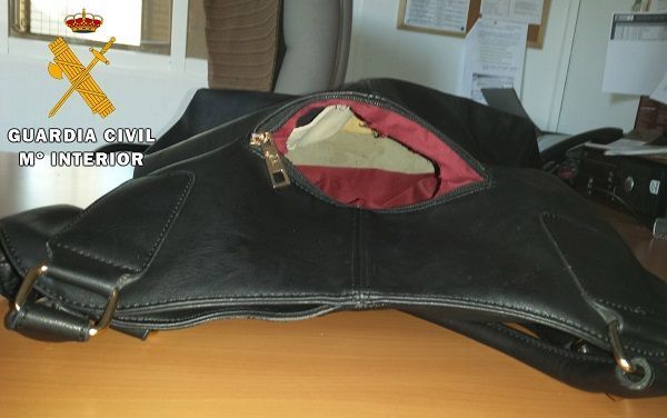 Bolso con doble fondo que se utilizó en el hurto.