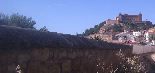 Vista del cerro Pui Pinos desde el cantón de La Loba