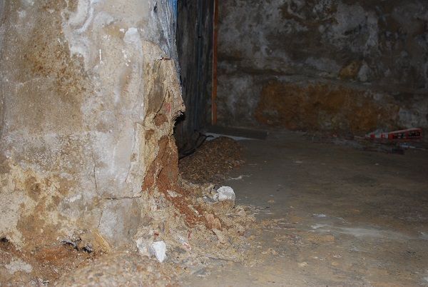 Alcañiz. La humedad amenaza la estructura de una vivienda en San Pedro Sobre este muro, que el agua revienta, se asienta la vivienda de Felicidad