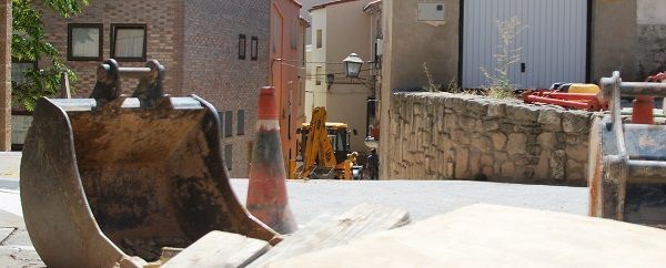 La calle Pueyos desde la plaza San Pedro, donde hay gran parte del material de obra