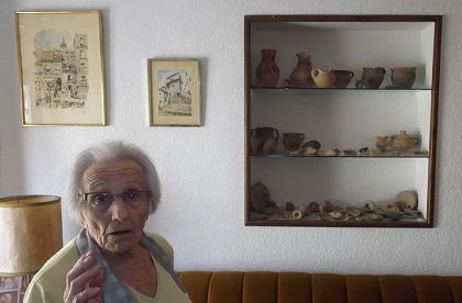 Nuria Pujol con las piezas donadas. Foto: J. A. Benavente