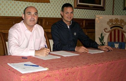 Gracia Suso y Alberto García firmando el contrato. Foto: ayuntamiento de Alcañiz