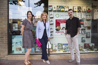 Nieves Herrero junto a los libreros de Santos Ochoa en Alcañiz. Foto: Juan Mulet