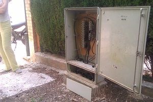 Cables de telefonía quemados en la calle Cantagallos