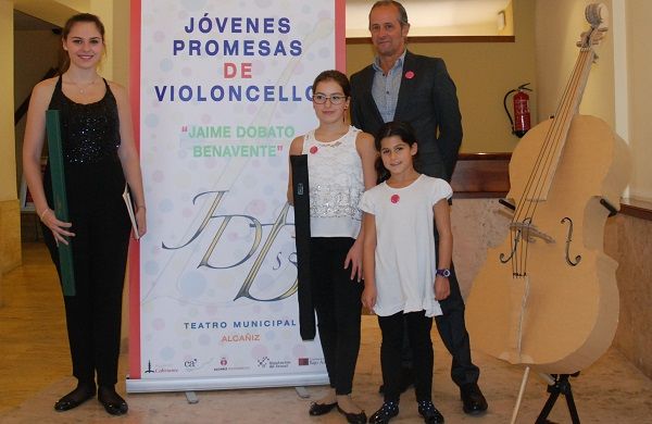 Ganadoras de los primeros premios junto al presidente de Cabriante, Vicente Dobato