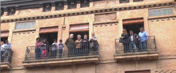 Los balcones de la casa de Buñuel ofrecen vistas privilegiadas de los actos que se realizan en la plaza de España